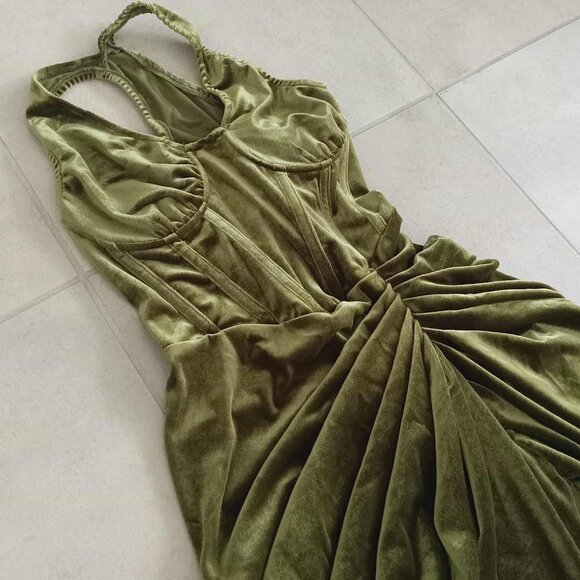 Pretty Little Thing Velvet One Shoulder Corset & Ruched Skirt Midi Dress - Picture 3 of 10